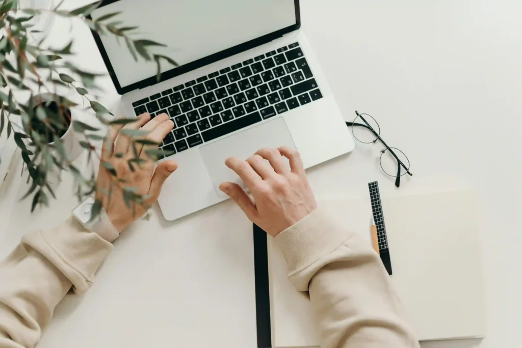 Freelance digital marketer working in her laptop